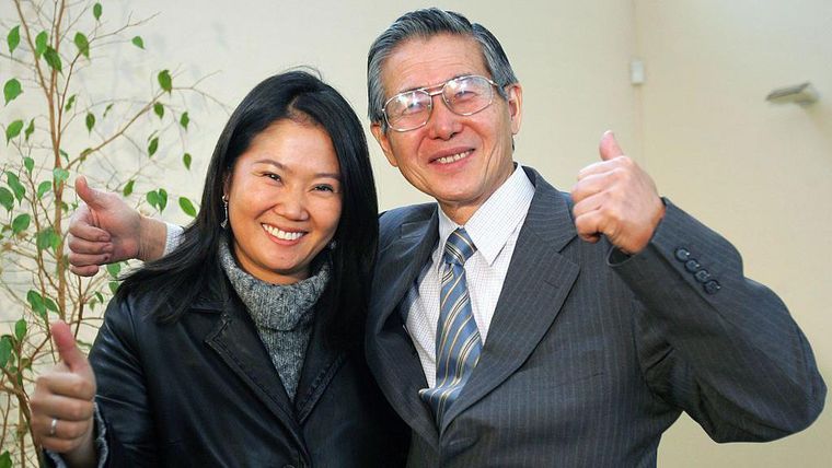 Keiko Fujimori tiene varias semejanzas y diferencias importantes con su padre, el fallecido expresidente peruano Alberto Fujimori.
