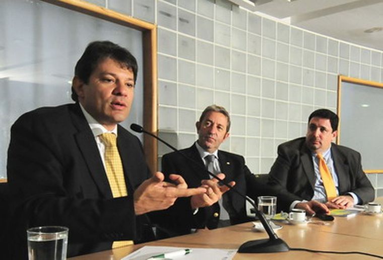 Cobos ayer, junto al ministro de Educación de Brasil. Foto: Senado
