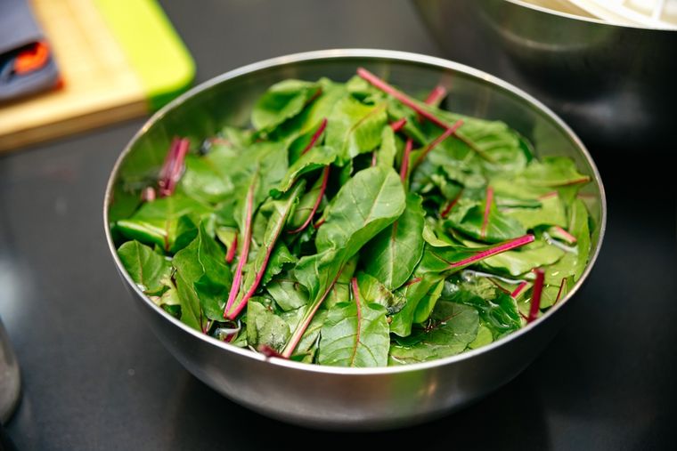 El agua de espinaca o acelga concentra minerales ideales para nutrir plantas. Foto: Shutterstock El agua de espinaca o acelga concentra minerales ideales para nutrir plantas. Foto: Shutterstock