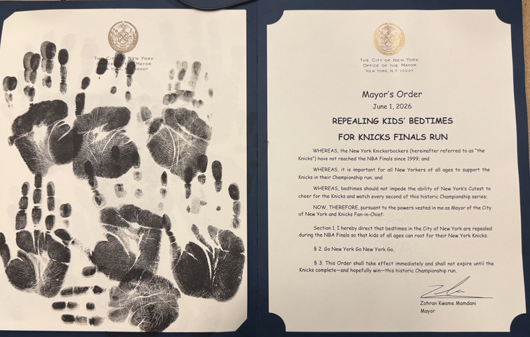 La firma simbólica de Mamdani junto a nenes en el ayuntamiento de Nueva York. La firma simbólica de Mamdani junto a nenes en el ayuntamiento de Nueva York.