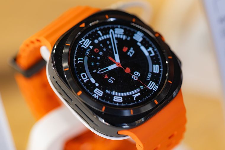 El Galaxy Watch Ultra 2 de Samsung tendría versiones de smartwatch adaptadas a distintos mercados. El Galaxy Watch Ultra 2 de Samsung tendría versiones de smartwatch adaptadas a distintos mercados.