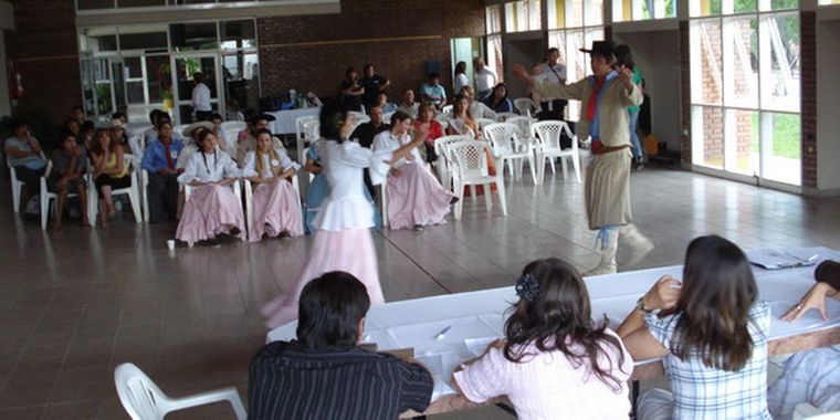 Una candidata mostrando su danza al jurado.