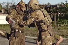 Mariúpol Soldados rusos registran a soldados ucranianos tras su rendición Foto: MD