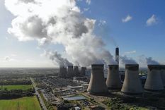 Drax, la central eléctrica más grande de Reino Unido, genera electricidad quemando millones de toneladas de pellets de madera importados Foto: GETTY IMAGES