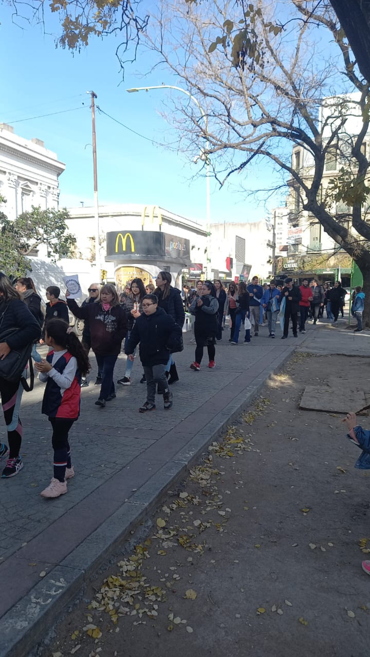 Las familias se movilizaron para que el Estado garantice el derecho a la educación de los niños en Bahía Blanca