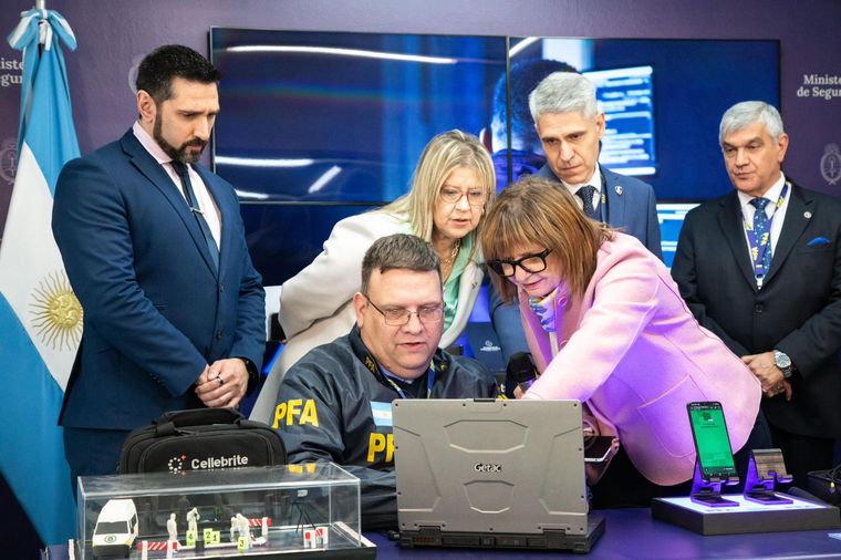 bullrich en la presentación del sistema para celulares (1)