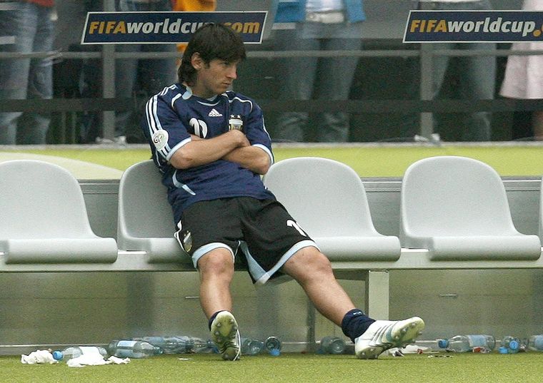 Lionel Messi hizo su debut en la Copa Mundial de la FIFA el 16 de junio de 2006: tenía apenas 18 años. Lionel Messi hizo su debut en la Copa Mundial de la FIFA el 16 de junio de 2006: tenía apenas 18 años.