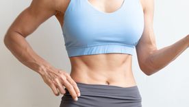 Este ejercicio se centra en la activación del músculo transverso abdominal, una de las capas más profundas de la pared abdominal. Este ejercicio se centra en la activación del músculo transverso abdominal, una de las capas más profundas de la pared abdominal.