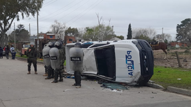 El patrullero perdió el control luego de ser chocado por un colectivo escolar. Foto: X