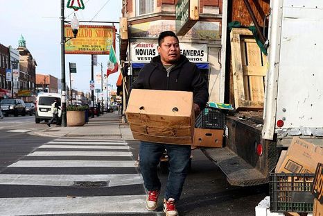 Los vendedores ambulantes, que antes llenaban las esquinas de la calle 26 en Little Village, han reducido sus actividades tras los operativos de ICE.