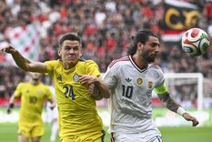 Dominik Szoboszlai, de Hungary, disputa el balón con Alexandr Mrynskiy durante el amistoso frente a Kazajistán que casi se ve manchado por una tragedia.&nbsp;