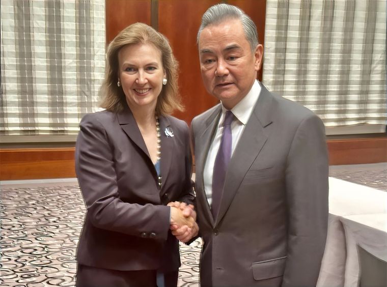 Diana Mondino se reunió con el canciller de China para bajar las tensiones bilaterales con Milei