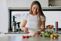 Seguir una alimentación saludable, evitando la ingesta de alimentos industrializados, ultraprocesados y conservas, por su alto aporte en aditivos alimentarios. Foto: Freepik