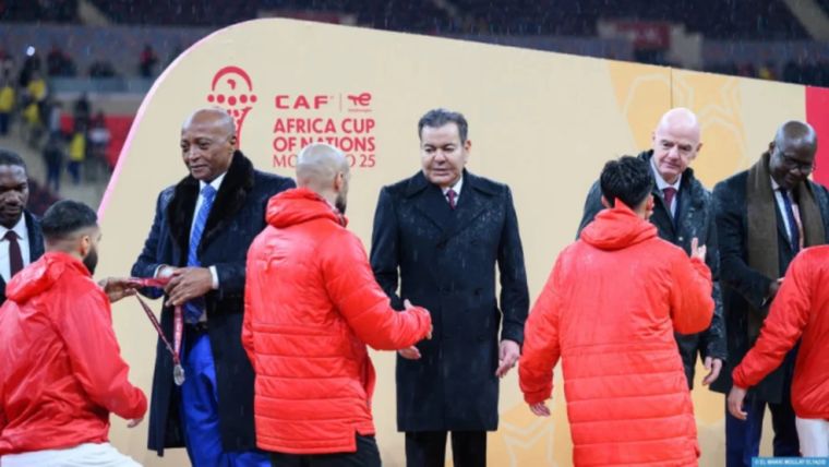 El príncipe de Marruecos se negó a entregar la Copa África a Senegal en Rabat.