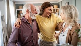 Los menores de 45 tienen más posibilidades de adquirir casa a través de sus padres que de sus trabajos, según la autora del libro "Herienciocracia".