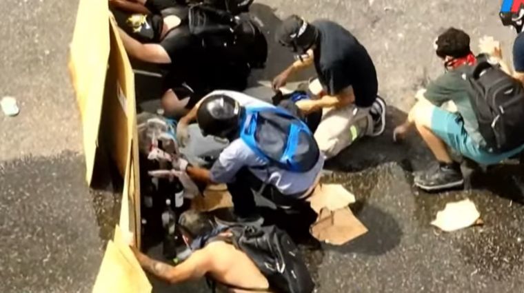 Los manifestantes atacaron a las autoridades con bobmas Molotov.