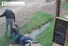 video: motochorros golpearon y arrastraron varios metros a una mujer