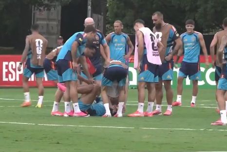 Momento de tensión durante el entrenamiento de la Selección española. Momento de tensión durante el entrenamiento de la Selección española.