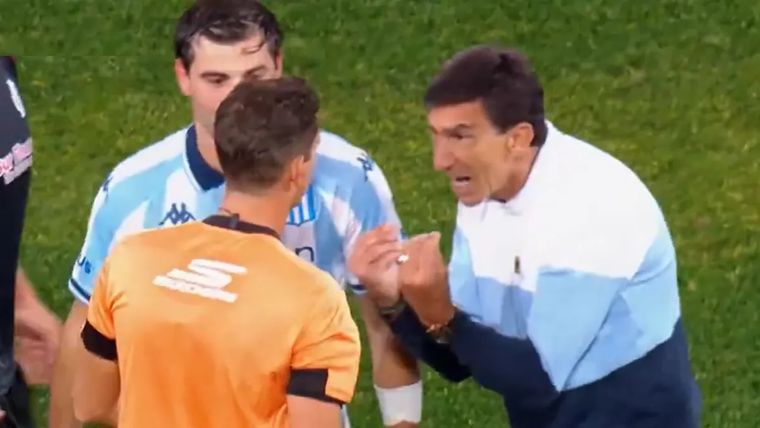 Gustavo Costas perdió el control tras el fallo de Lamolina y quedó expuesto a una fuerte sanción Gustavo Costas perdió el control tras el fallo de Lamolina y quedó expuesto a una fuerte sanción