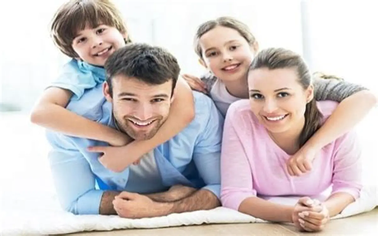 La presencia de los padres, es fundamental en la crianza de los hijos. La presencia de los padres, es fundamental en la crianza de los hijos.