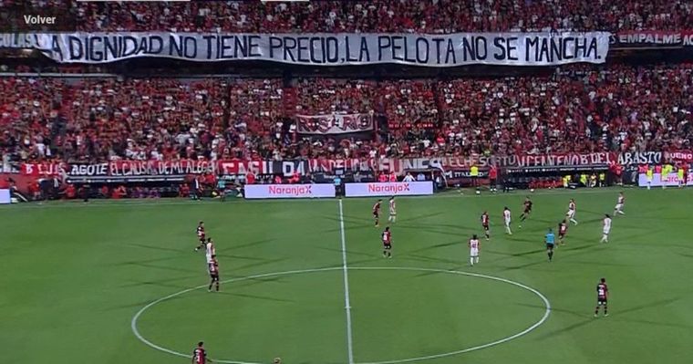 El picante mensaje de los hinchas de Newell's contra Central por el discutido título de Liga 2025. El picante mensaje de los hinchas de Newell's contra Central por el discutido título de Liga 2025.