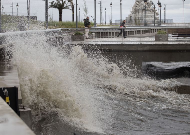 Se espera una crecida de la marea por el ciclón bomba.