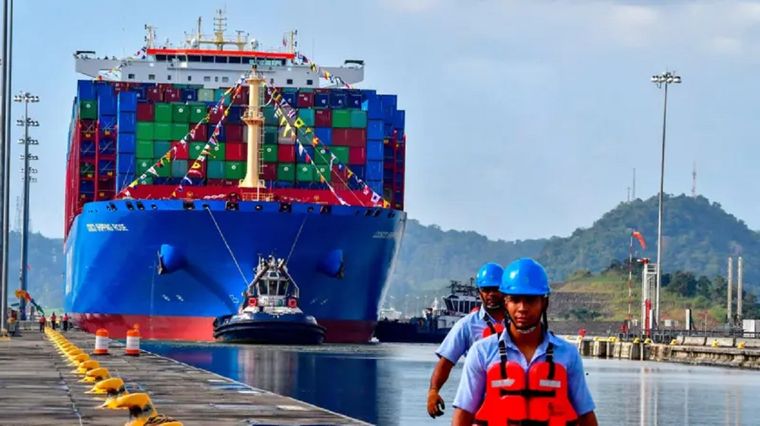 El buque portacontenedores chino Cosco navegando cerca de las esclusas de Cocolí, en el Canal de Panamá en 2018. Foto: Getty Images
