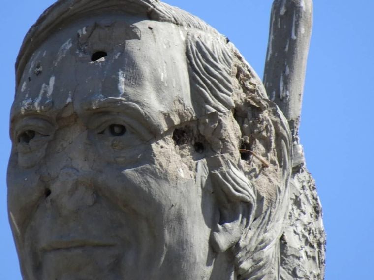 La estatua de Néstor Kirchner fue vandalizada.