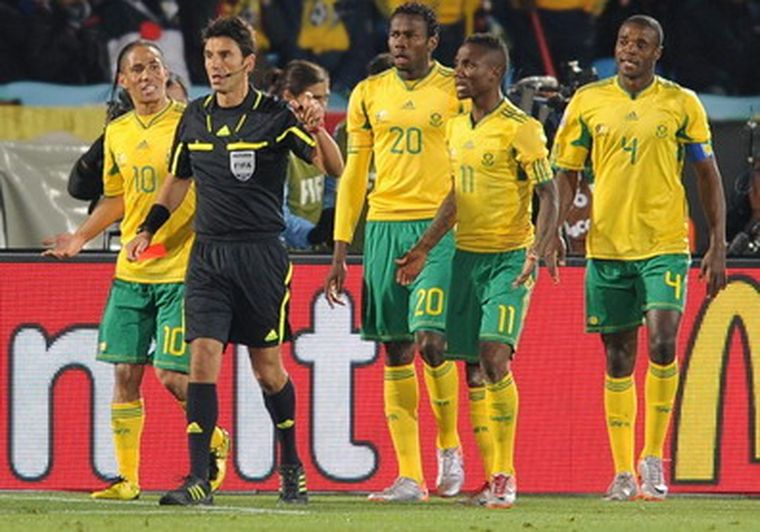 Jugadores de Sudáfrica protestaron la expulsión del arquero Itumeleng Khune. Foto: EFE