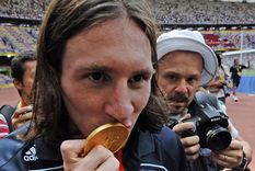 Messi besando la medalla de oro de los JJOO Foto: Noticias Argentinas