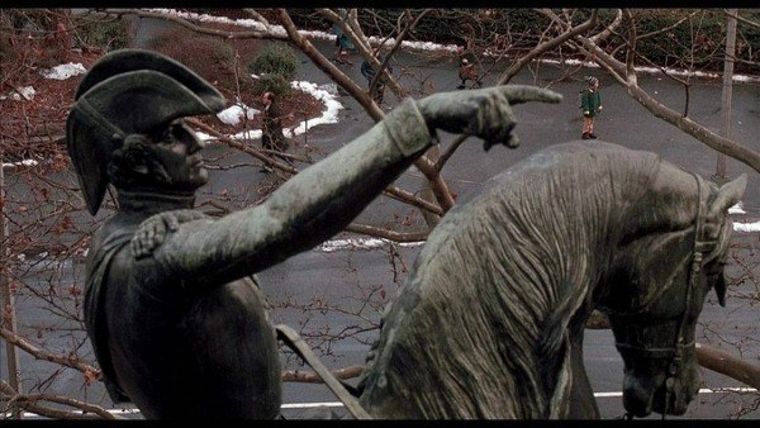 Cameo de la estatua de San Martín en Nueva York durante la película Mi pobre angelito de 1991 Foto: X