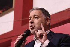 Fabian Doman negocia con el posible entrenador de Independiente.