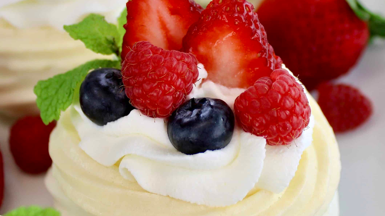 Postre elegante keto: receta de Pavlova para cualquier ocasión.