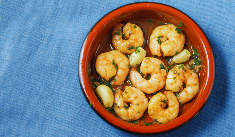 Esta receta de gambas al ajillo nació como una tapa popular para aprovechar ingredientes básicos como ajo, aceite y guindilla.