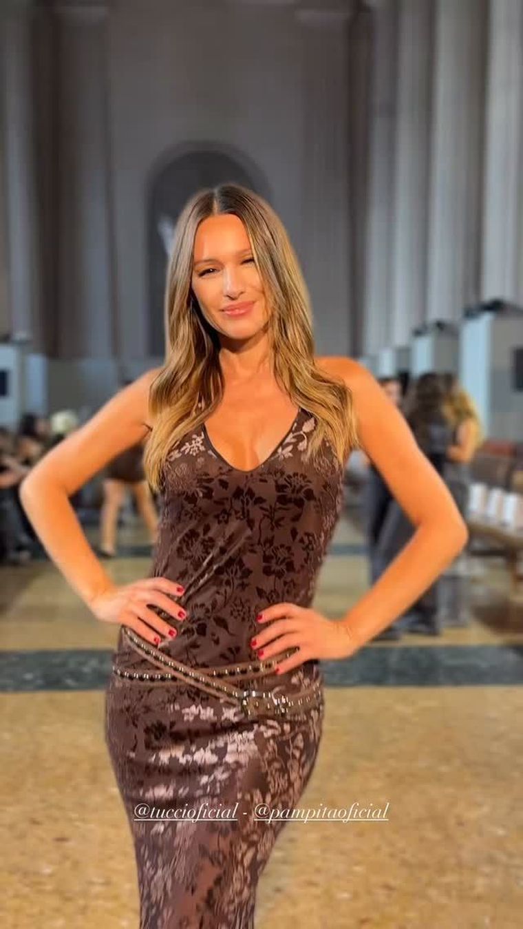 Vestido con cinto: la apuesta fashion de Pampita. Vestido con cinto: la apuesta fashion de Pampita.