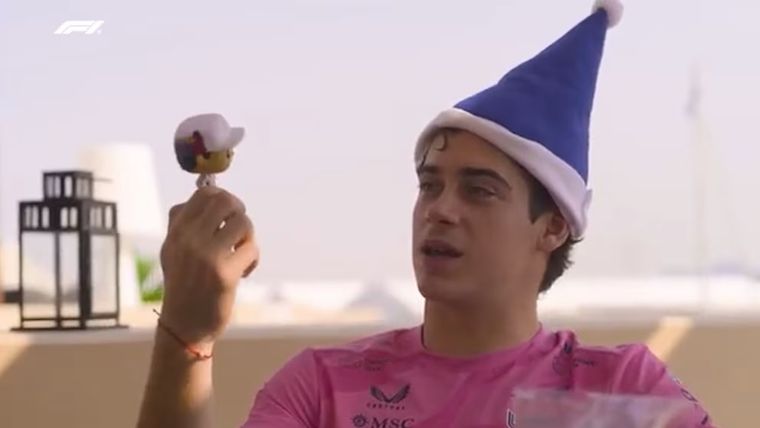 Franco Colapinto con su regalo sorpresa del Papá Noel invisible de la F1. Foto: captura de video.&nbsp;