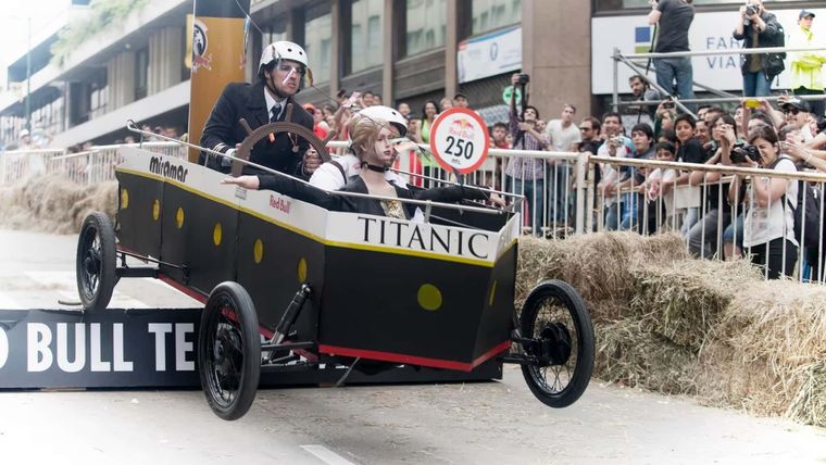 Carrera Un auto emulando el Titanic en la Red Bull Autos Locos Foto: Red Bull