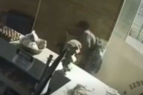 El video muestra el momento en que el ladrón ingresó al negocio de la Quinta Sección. El video muestra el momento en que el ladrón ingresó al negocio de la Quinta Sección.