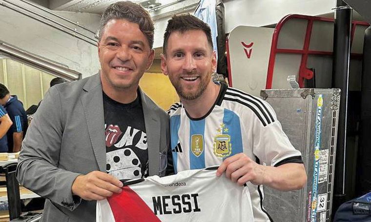 Gallardo posó con Messi en el Monumental.