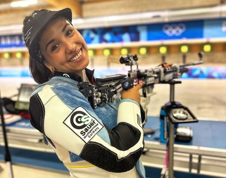 Llegamos a Paris. Spoiler: mi cama no es de cartón, contó la tiradora de rifle y deportista olímpica Fernanda Russo en sus redes sociales. Foto: Instagram @fernandarussooo