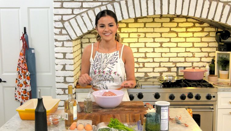 En su serie Selena + Chef la actriz aprende a hacer unos deliciosos ñoquis con albóndigas de pollo. Foto: Instagram