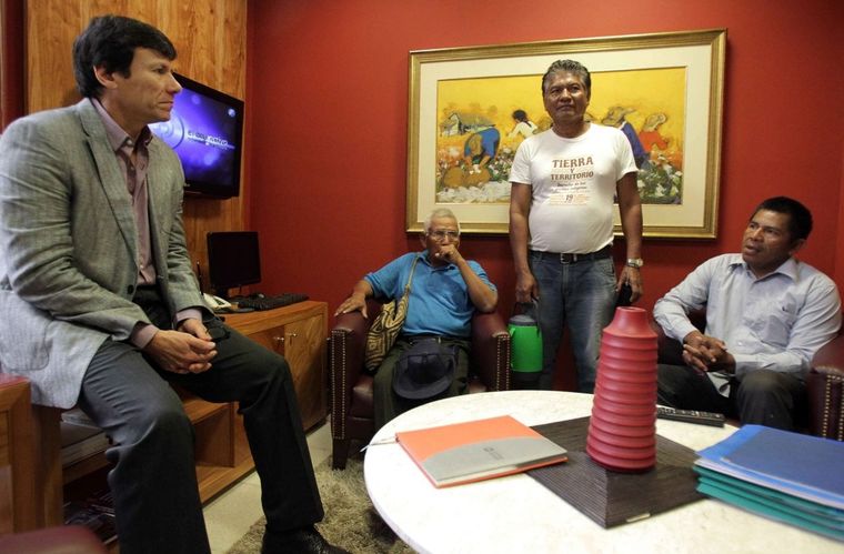 El diputado Walter Harms hablando con un grupo de indígenas Foto: EFE