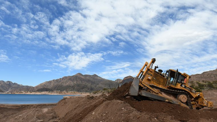 Días atrás comenzaron las obras en el perilago de Potrerillos. Días atrás comenzaron las obras en el perilago de Potrerillos.