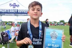 Thiago Messi y su diploma de primer puesto. Foto: Redes Thiago Messi y su diploma de primer puesto. Foto: Redes