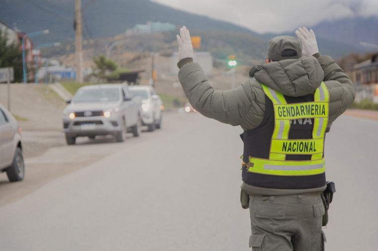 Gendarmería revisó el vehículo del conductor prófugo y halló una cantidad impresionante de marihuana