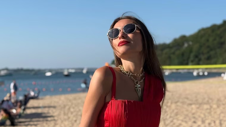 El look de Pampita en la playa.