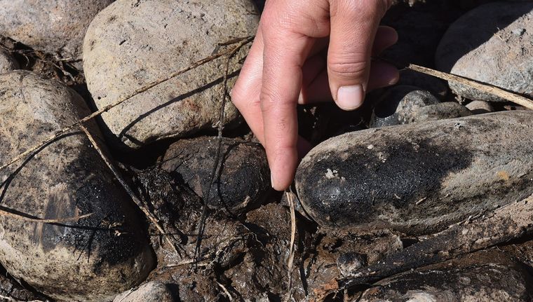 Al realizar una zanja de drenaje de agua (sangría) surgió agua y barro con petróleo. Foto: Walter Moreno/Mdz