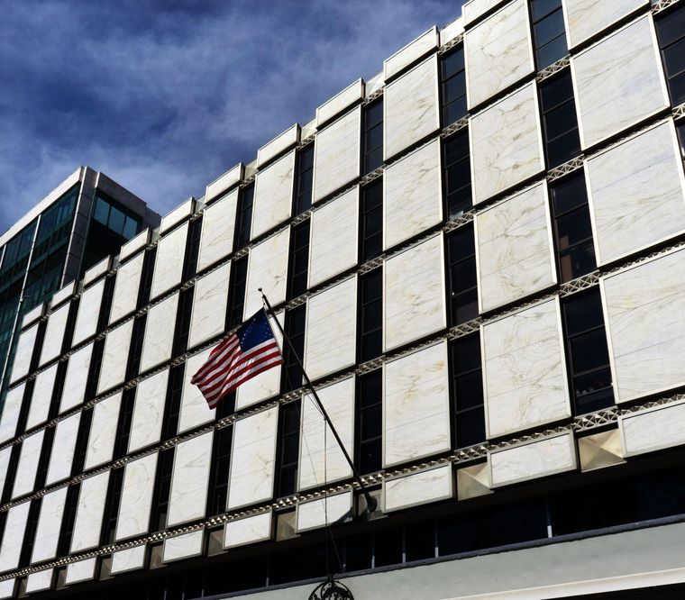 La mayoría de los inmigrantes que quieran obtener una green card deberá hacerlo viajando a su país de origen y presentándose en un consulado.