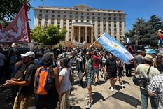 la marcha antiminera llego a casa de gobierno y pidieron derogar los proyectos aprobados