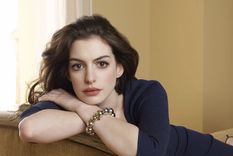 Anne Hathaway luce una piel alucinante, pero no sólo es genética.